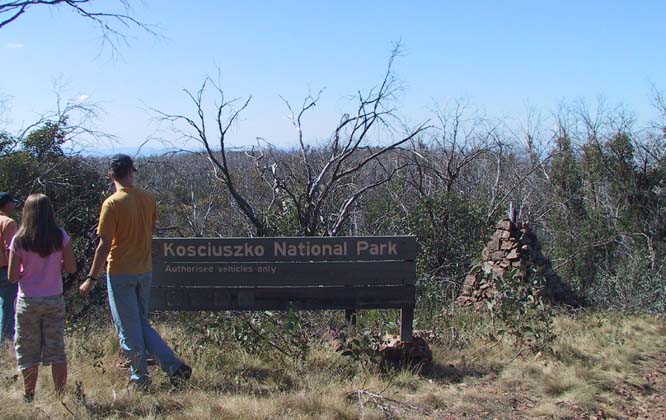 04-John, Laurway & Andrew (Big John) check out the Victorian-NSW border at Tingaringy