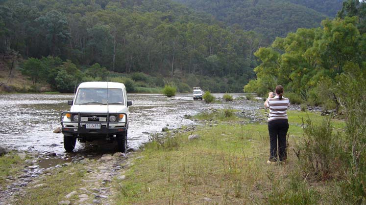 14-Rhonda (Hoppy) films Rhino crossing the Snowy River at Jacksons Crossing