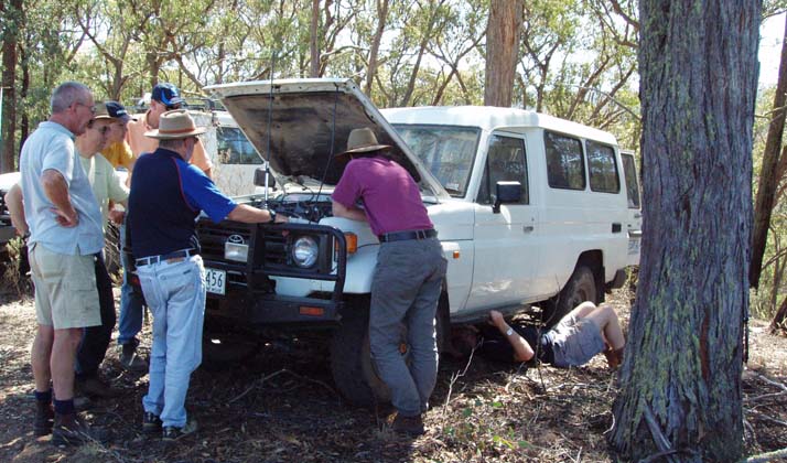 17-Convoy checks out the Troopy's (Rhino) fuel problem on the Laurie Track