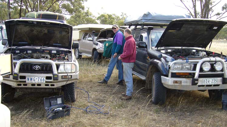 30-John (big John) & Graeme (Smurf) discuss air pressures at Wail