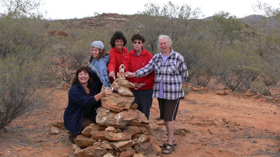 23-Helen, Laurway, Gail, Chris & Jan build their own Tropic of Capricorn 