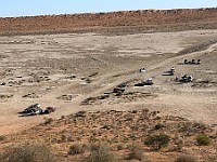 4WDs wait to climb Big Red